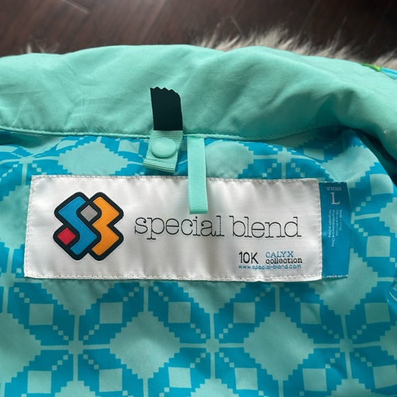 Special Blend Winter Coat with a Sweater Liner (2-in-1) - Picture 8 of 8